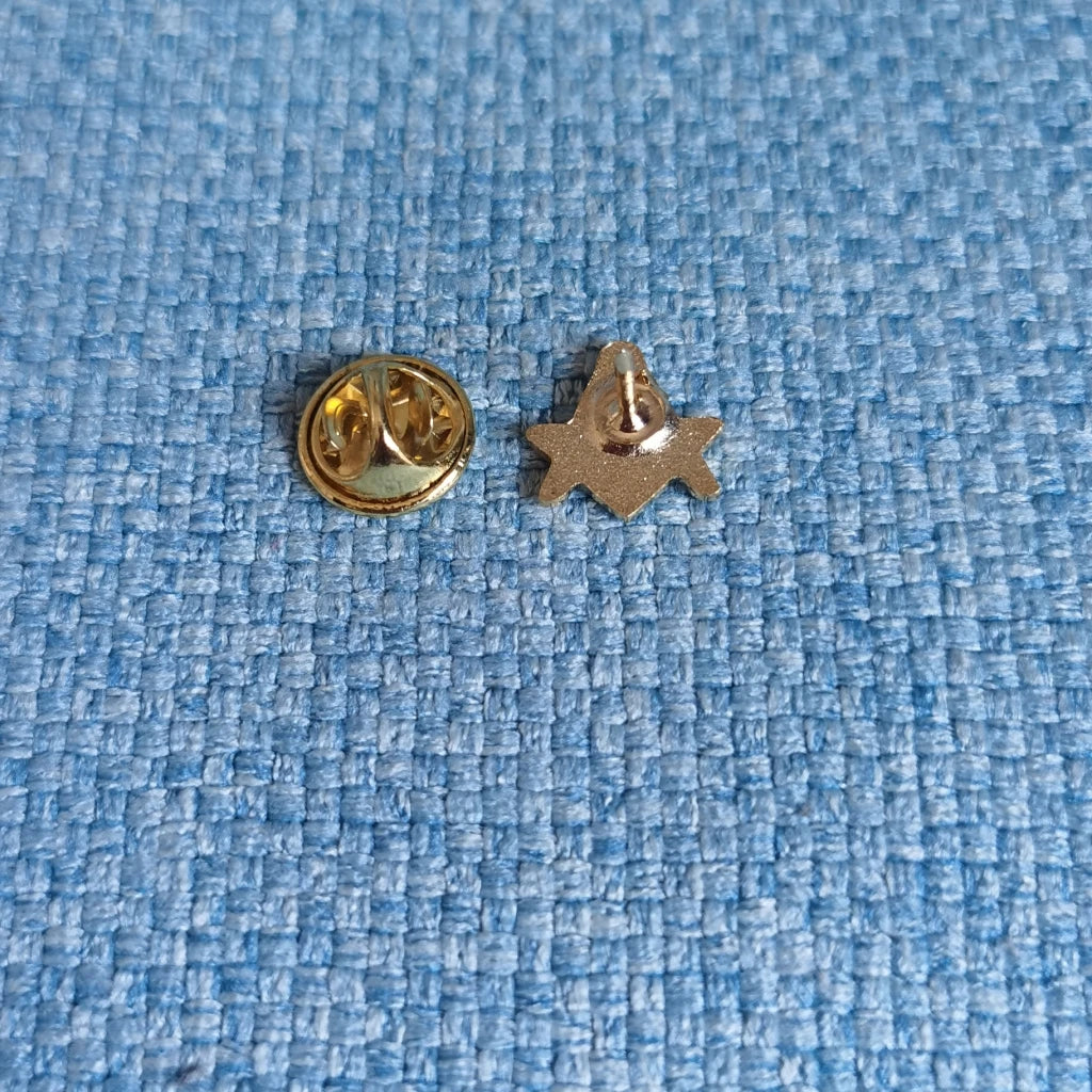 Master Mason Blue Lodge Lapel Pin - 12mm Red Enamel & Gold Plating - Bricks Masons